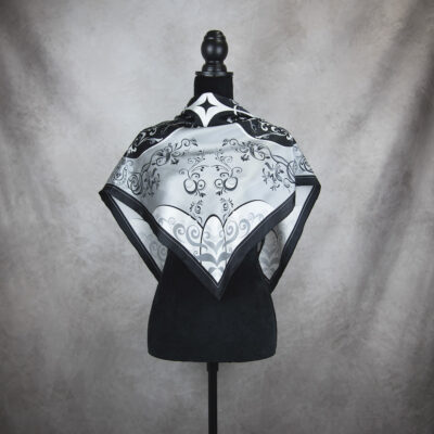 Hodvábna šatka ORNAMENT - SIVÝ, 90 x 90cm, Vyrobené na Slovensku