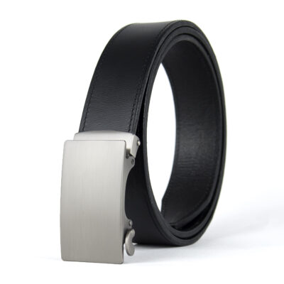 Kožený bezdierkový opasok s automatickou prackou v čiernej farbe