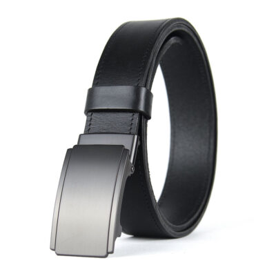 Kožený bezdierkový opasok s brzdovou prackou v čiernej farbe