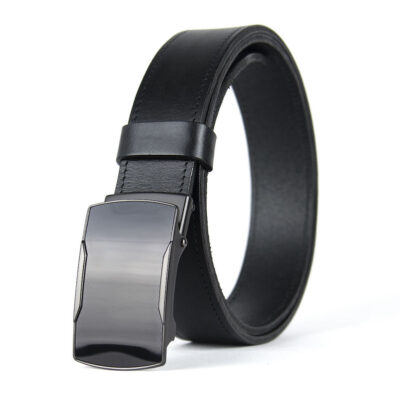 Kožený bezdierkový opasok s brzdovou prackou v čiernej farbe