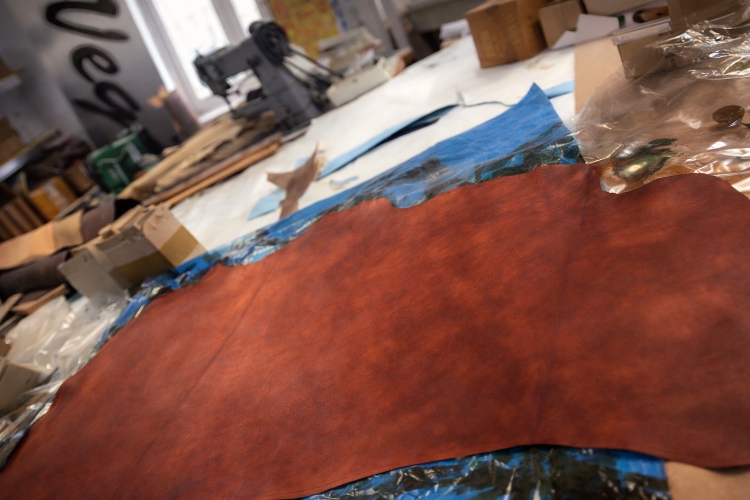 Koža v dielni OPASOK.eu v Liptovskom Mikuláši